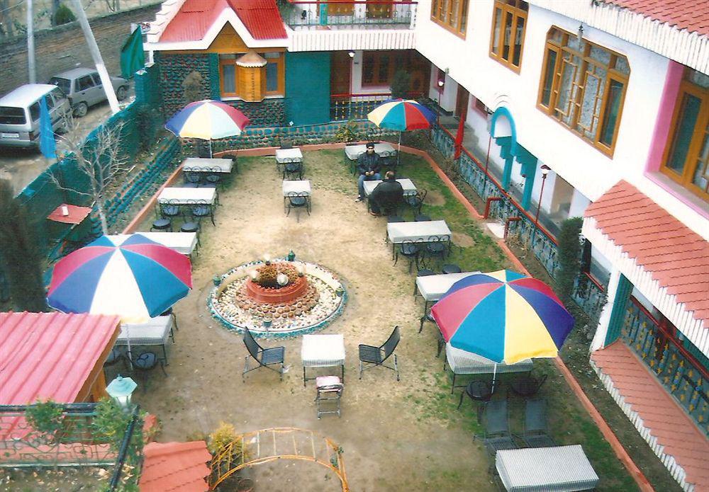 Hotel Zahgeer Continental - Srinagar Exterior foto
